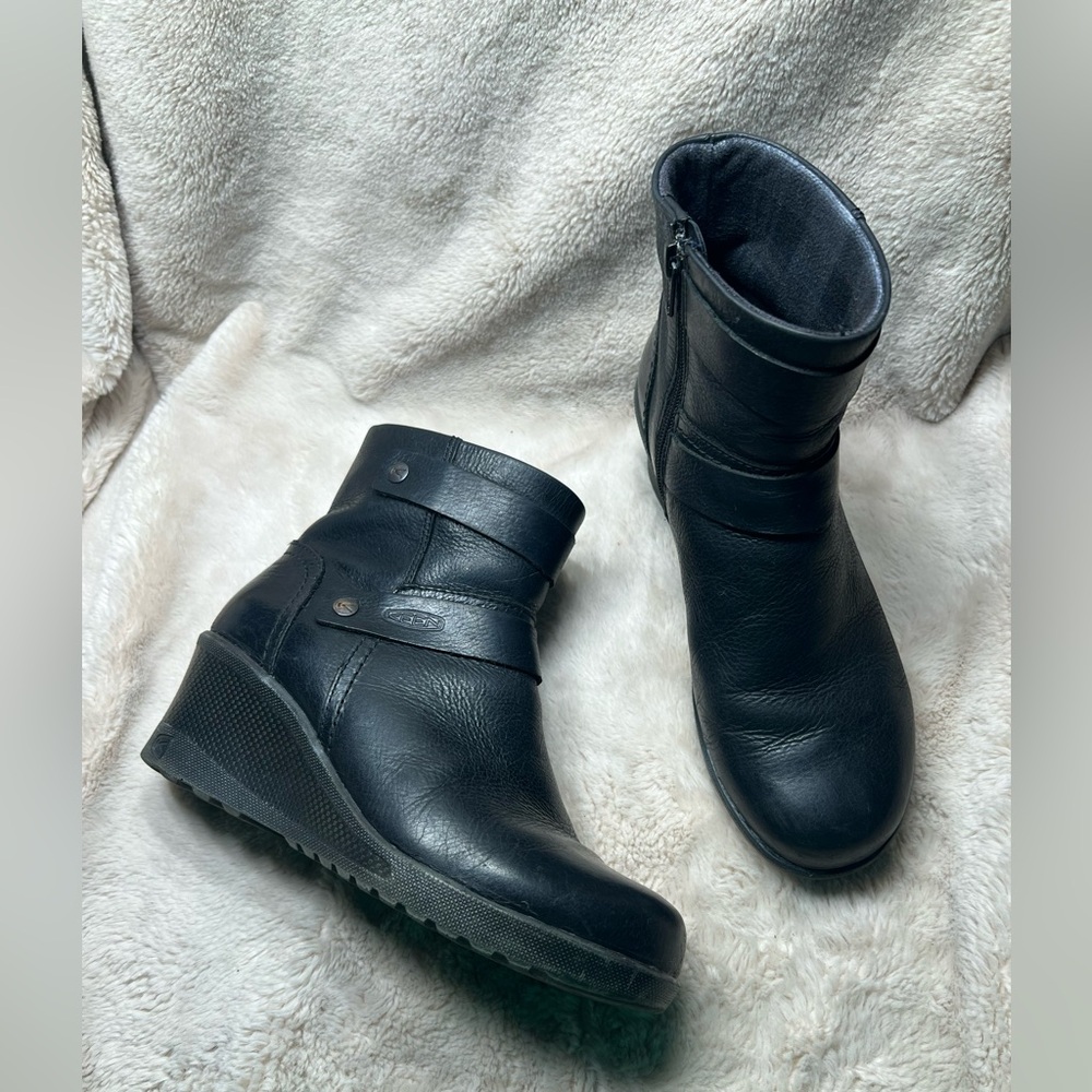 Keen Kate black leather ankle wedge booties size 6.5
